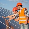  Homens trabalhando na instalação de placas solares. 