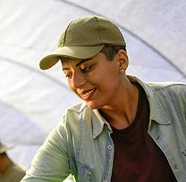  Homem e mulher em uma plantação olhando para o horizonte 