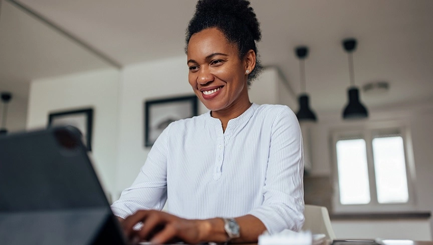  mulher sorrindo trabalhando no computador 