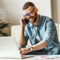  associado lendo o resumo economico mensal do sicredi 