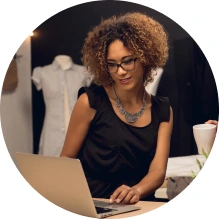  Empreendedoras conversando sobre seu negócio 