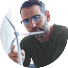  Associado Sicredi analisando uma moinho de vento para produzir energia 