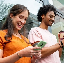  Casal de familiares utilizando a recarga de celular do Sicredi. 