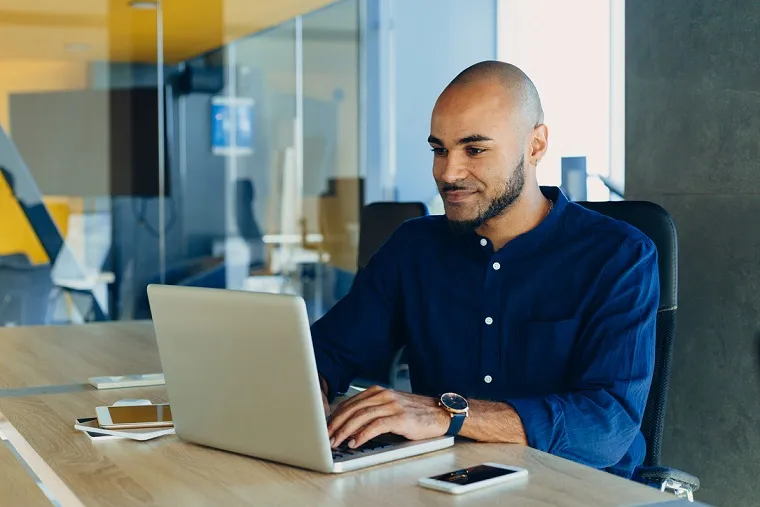  Homem consultando Sistema de Valores a Receber (SVR) 