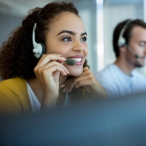 Mulher atendendo ligação de trabalhador