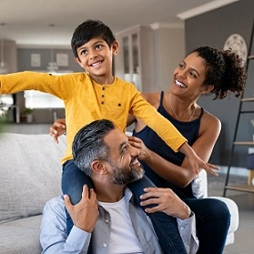 Família feliz com a cobertura do seguro alimentação