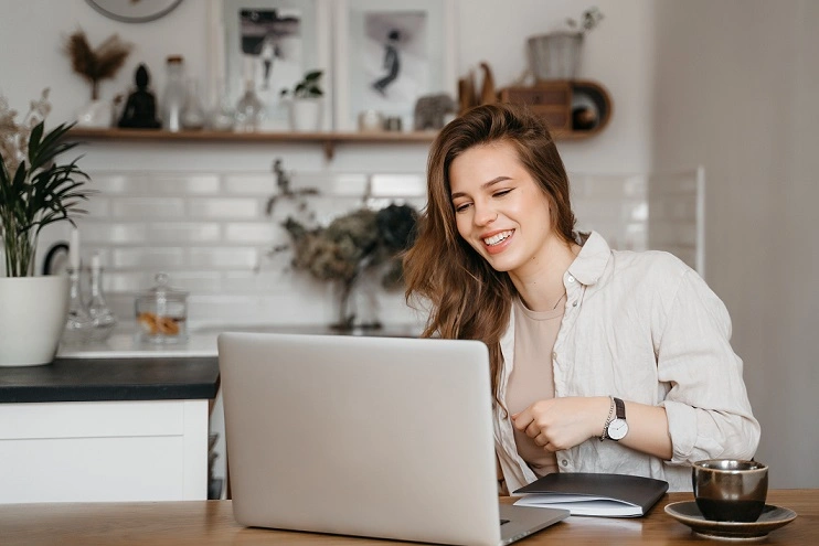  Mulher fazendo transferência de custódia dos seus investimentos para o Sicredi 