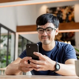  Homem fazendo depósito de cheques nos canais de autoatendimento do Sicredi pelo celular 