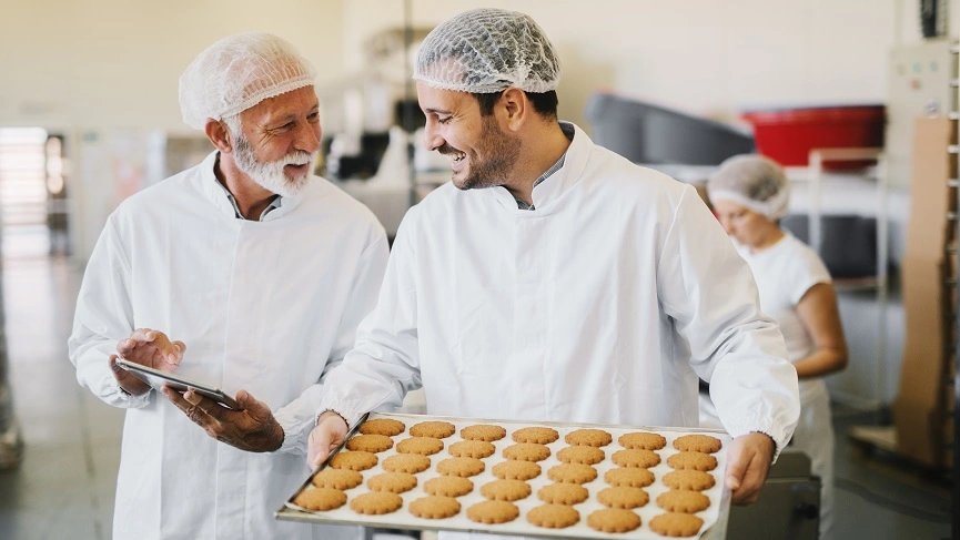 Chef em seu restaurante após adquirir empréstimo pessoal para máquinas e equipamentos no Sicredi.