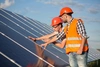  Técnicos fazendo a instalação de placas solares com financiamento de energia solar Sicredi. 