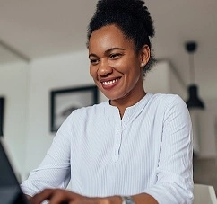  mulher usando tablet e sorrindo 