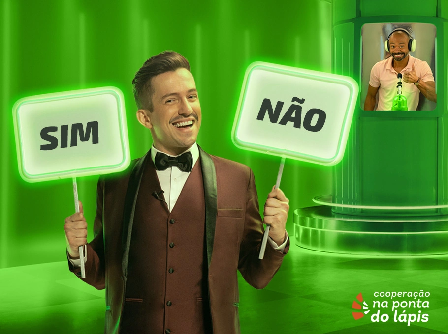  Imagem com fundo verde e no primeiro plano um homem segura duas placas, na mão direita "sim" e na direita "não", e em segundo plano um homem dentro de uma cabine usando fones de ouvido 