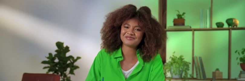  Apresentadora dos vídeos sobre produtos e serviços 