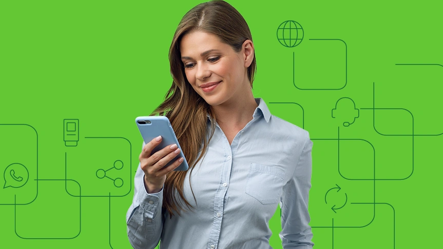  Mulher sorridente sentada no sofá usando o celular. 