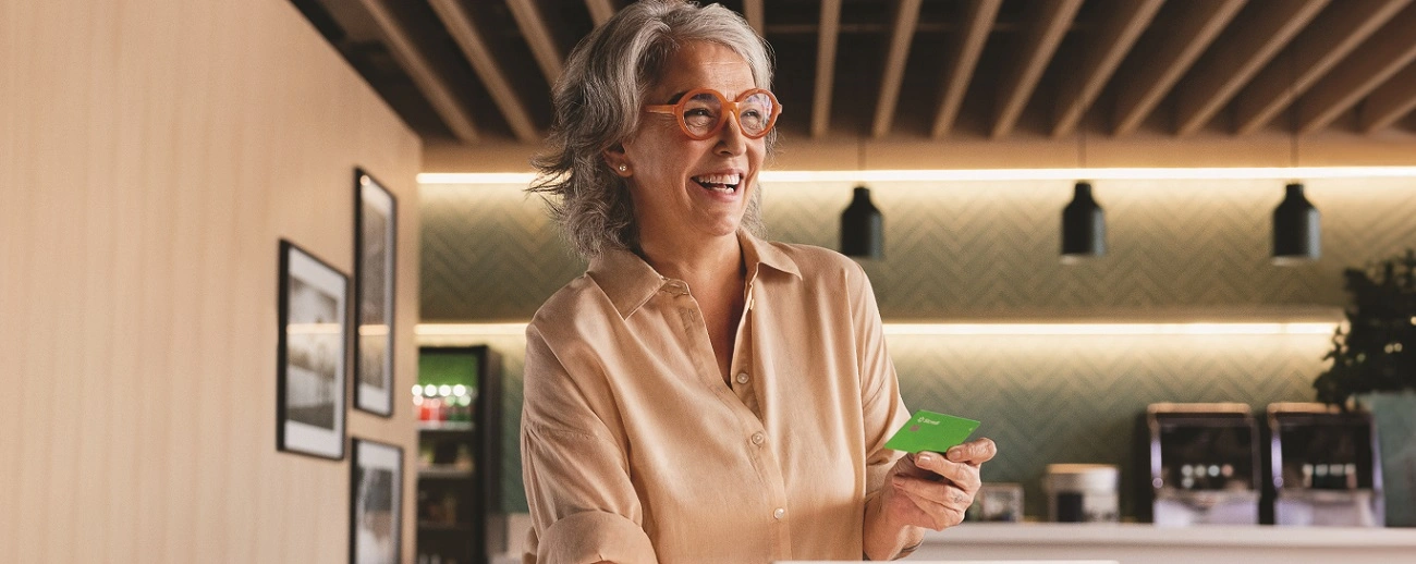  Mulher feliz com seu cartão do Sicredi 
