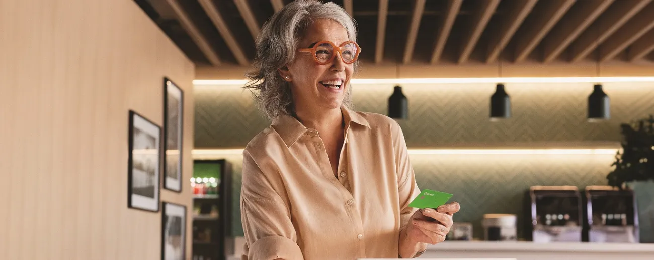  Mulher feliz com seu cartão do Sicredi 