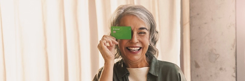  jovem usando o cartão Sicredi PF 