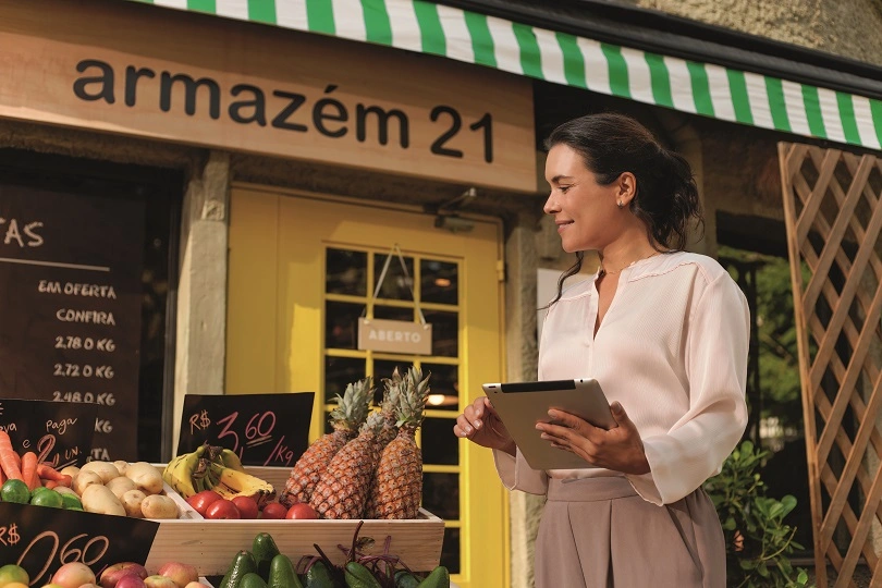  Empreendedor usando o cartão do Sicredi 