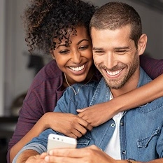  casal jovem assistindo vídeo sobre Open Finace 