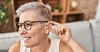  mulher idosa com aparelho auditivo 