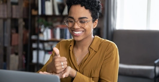 mulher conversando por linguagem de sinais