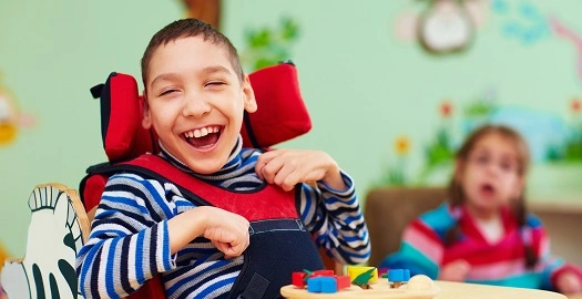 Criança com deficiência sorrindo