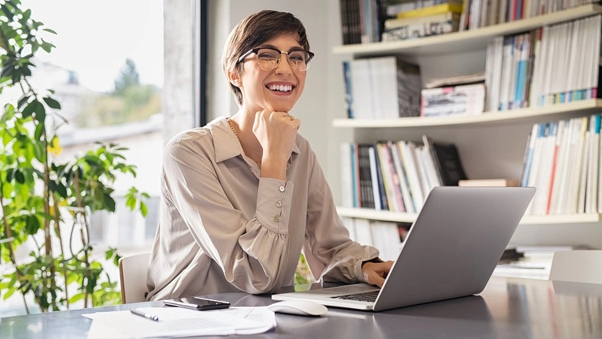  Homem observando o horizonte em frente ao seu negócio. 