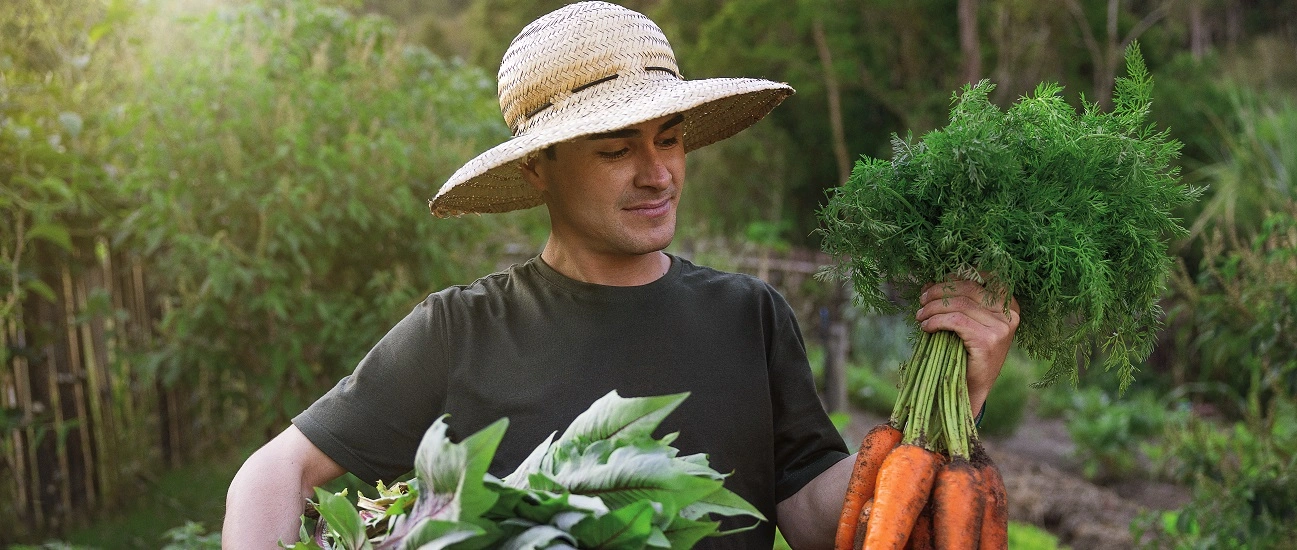  Agricultor trabalhando no seu negócio. 