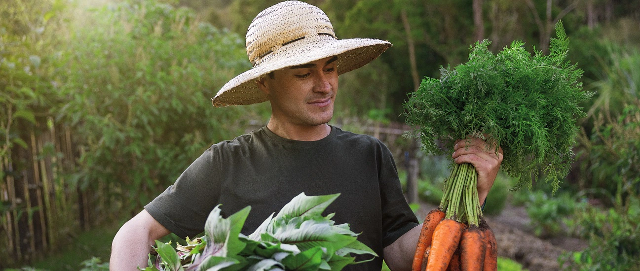  Agricultor trabalhando no seu negócio. 