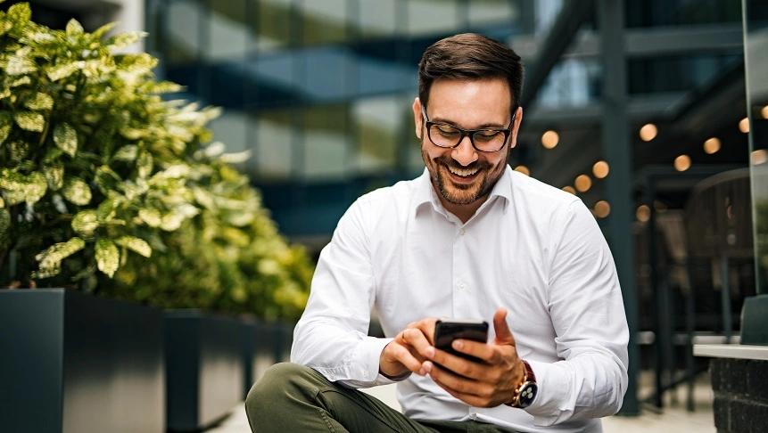  Mulher sorrindo e apertando a mão de outra pessoa 