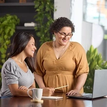  Mulheres acessando o Blog do Sicredi pelo computador 