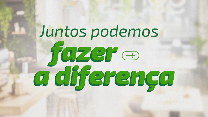  Imagem com fundo verde e homem segurando duas placas, uma dizendo "sim" e a outra "não" 