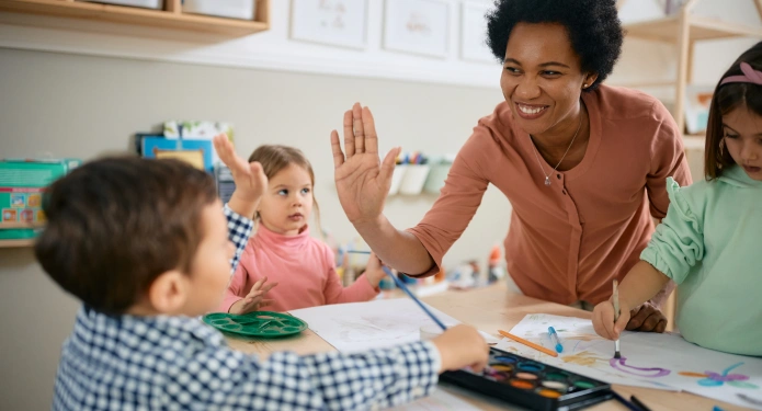  mulher sorrindo usando o computador 
