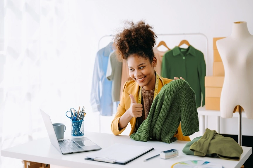  Mulher empreendedora fazendo compras para sua empresa. 