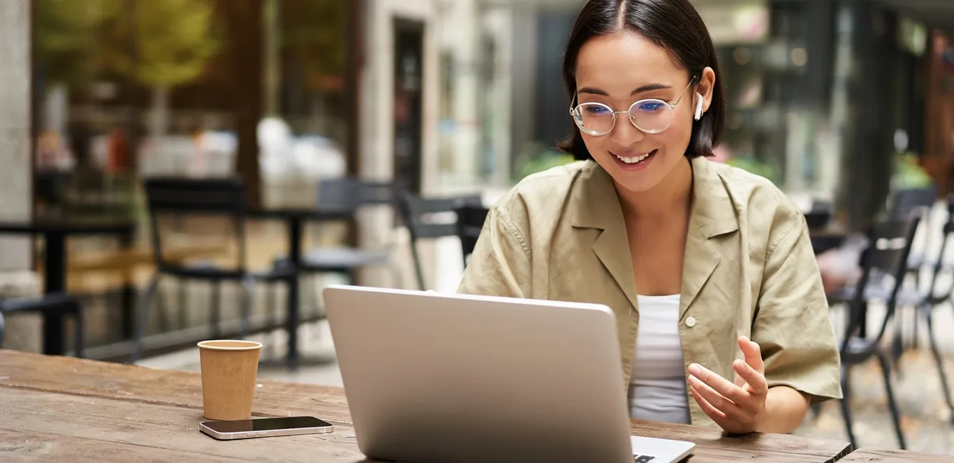  Mulher de cabelo curso usando óculos e estudando pelo notebook 