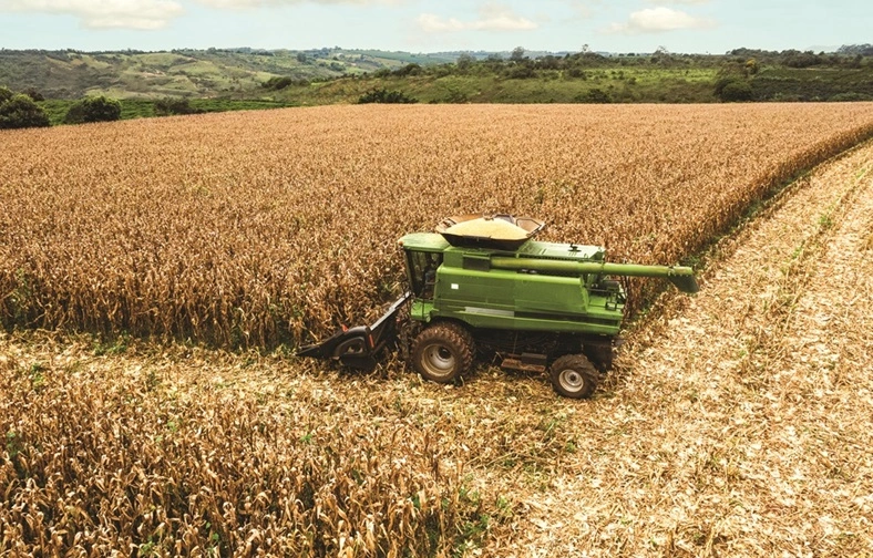  imagem aérea de uma colheitadeira de milho 