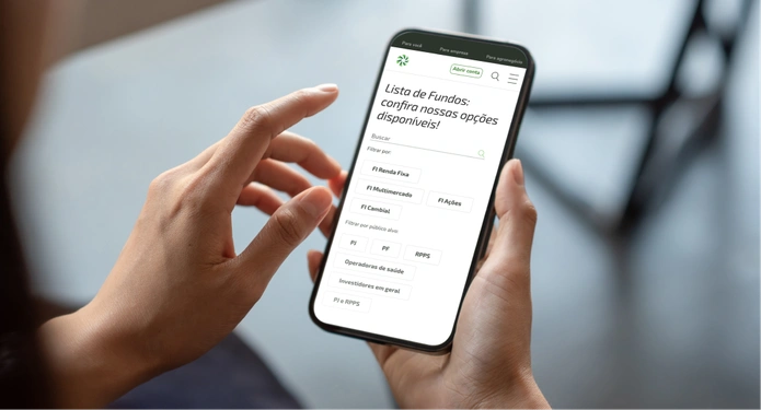  mulher sorrindo olhando para o computador 