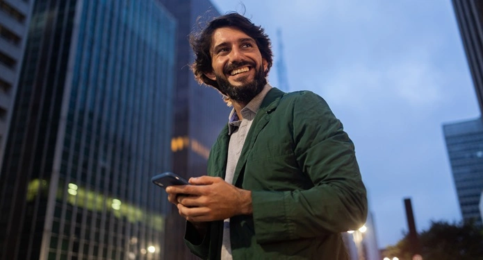  Homem empreendedor acessando a tabela de rentabilidade pelo celular. 
