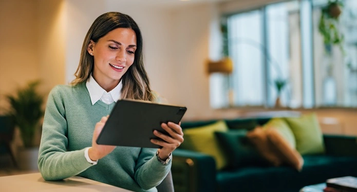  Homem empreendedor acessando a tabela de rentabilidade pelo celular. 