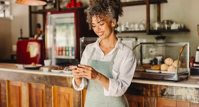  Família sorrindo com plano de previdência Sicredi 