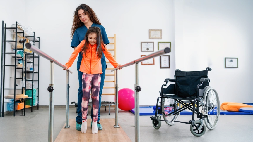  Criança fazendo fisioterapia. 