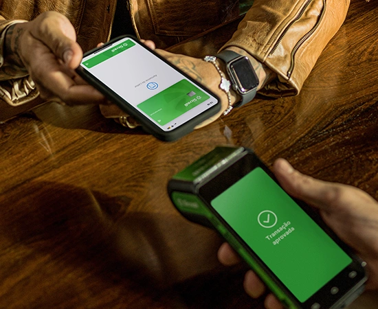  Celular e smartwatch na tela de carteira digitai 