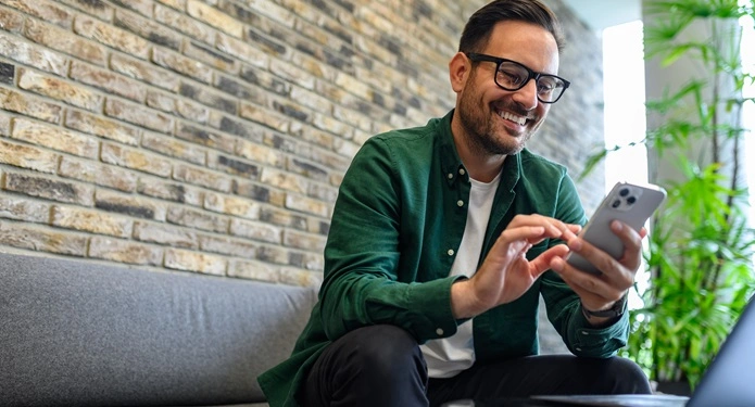  mão segurando cartão de crédito e comprando pelo computador 