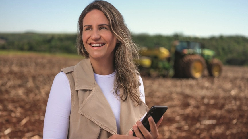  associado produtor rural cuidando da plantação de hortaliças 