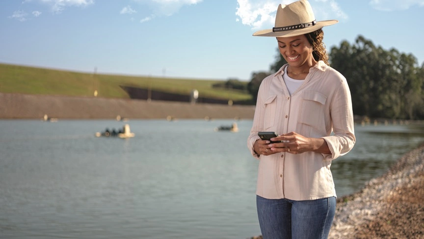  associado produtor rural cuidando da plantação de hortaliças 