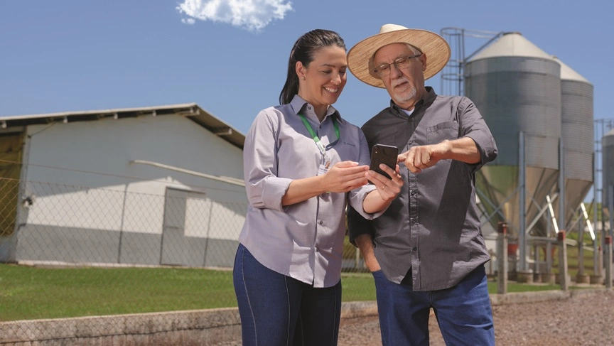  associado produtor rural cuidando da plantação de hortaliças 