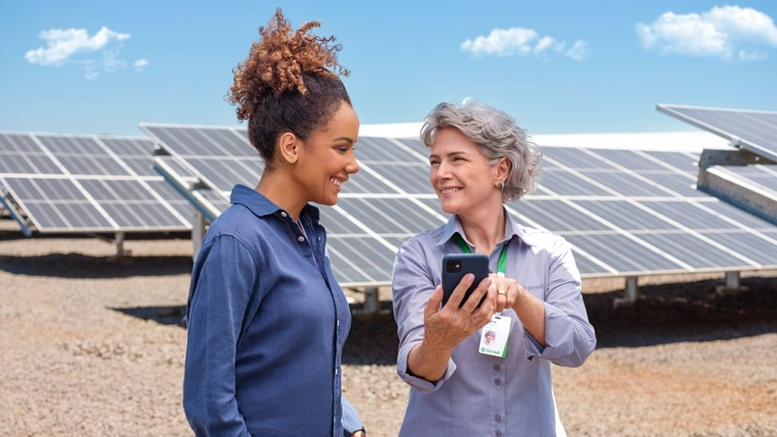  associado produtor rural cuidando da plantação de hortaliças 