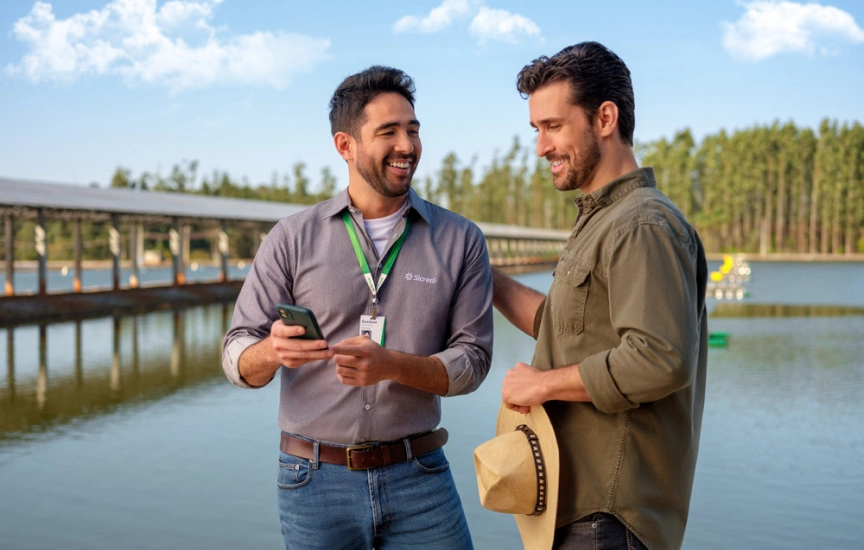  Gerente e associado do Sicredi conversando 