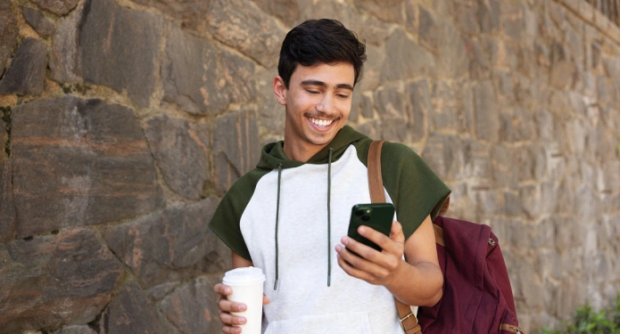  Associado do Sicredi utilizando o WhatsApp para tirar dúvidas 