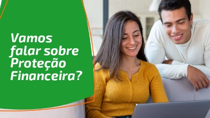 Jovem associada assistindo curso do Sicredi.